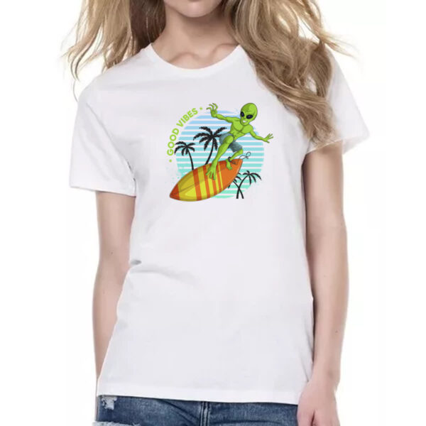 Camiseta Baby Look Alien surfando good vibes - Imagem 2
