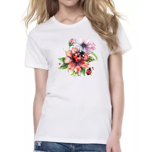 Camiseta Baby Look Joaninha na flor - Imagem 2
