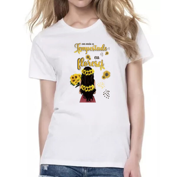 Camiseta Baby Look Mulher na tempestade floresce - Imagem 2