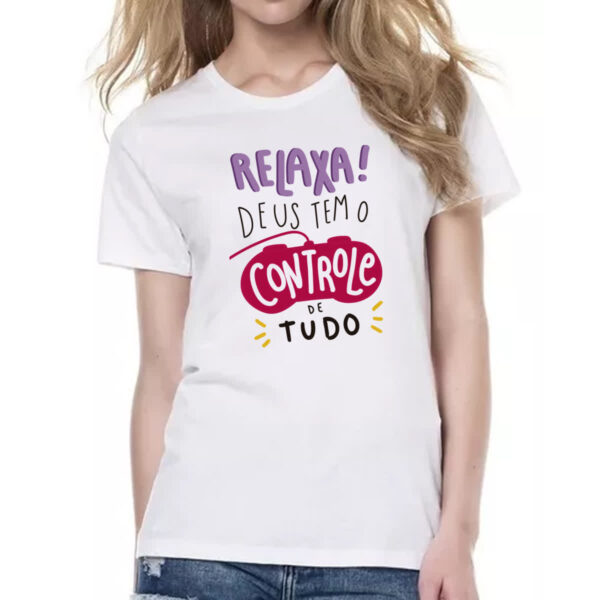 Camiseta Baby Look Religioso relaxa Deus no controle - Imagem 2