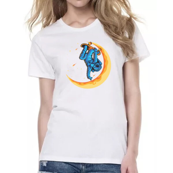 Camiseta Baby Look Astronauta skatista lua crescente - Imagem 2