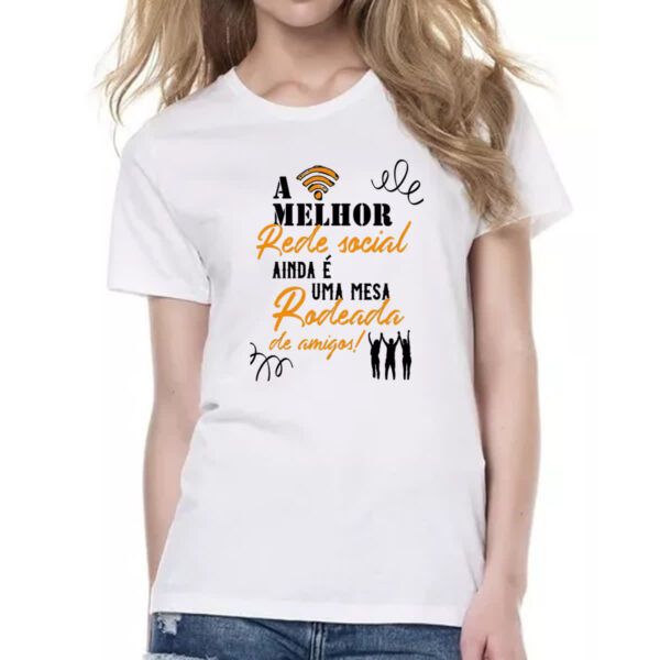 Camiseta Baby Look A melhor rede social ainda e uma mesa rodeada de amigos - Imagem 2