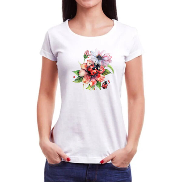 Camiseta Baby Look Joaninha na flor - Imagem 3