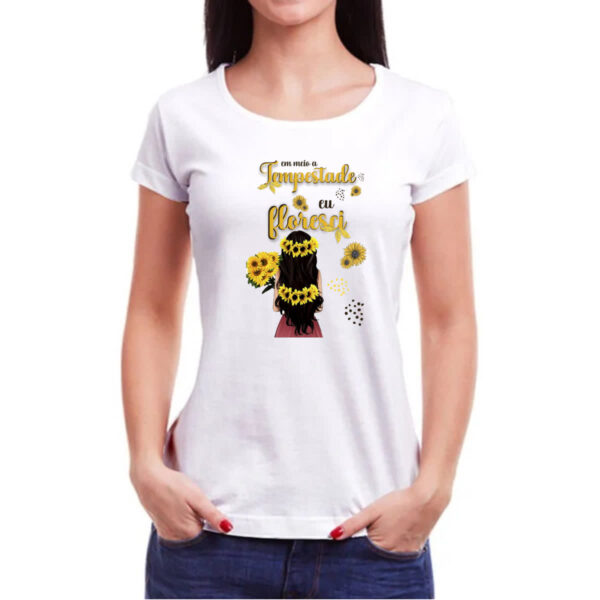 Camiseta Baby Look Mulher na tempestade floresce - Imagem 3