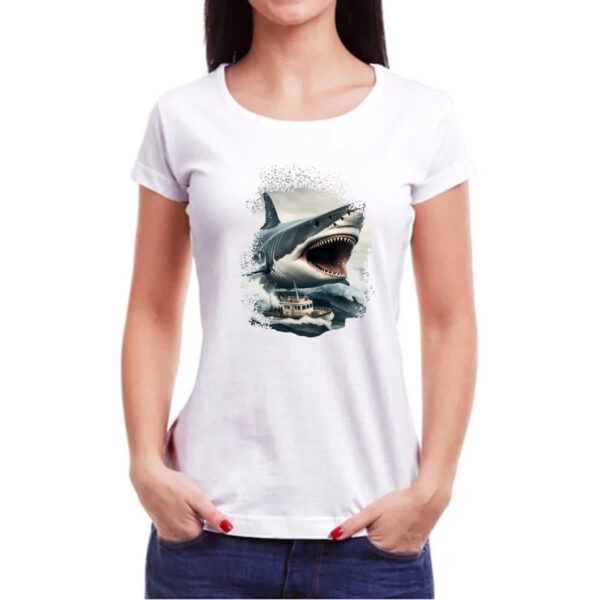 Camiseta Baby Look Megalodon atacando embarcacao - Imagem 3