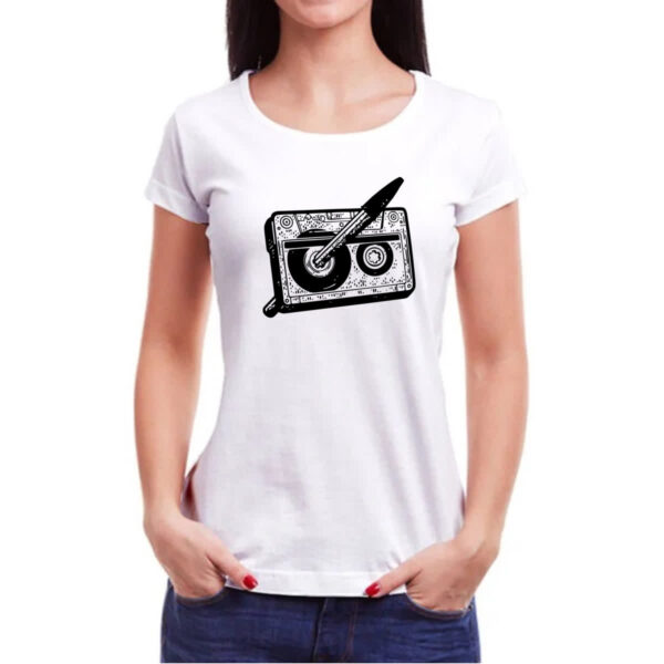 Camiseta Baby Look Nostalgia Fita K7 e Caneta - Imagem 3
