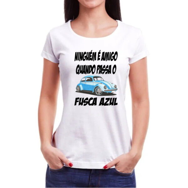 Camiseta Baby Look Ninguem e amigo quando passa o fusca azul - Imagem 3
