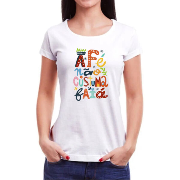 Camiseta Baby Look A fe nao costuma faia elementos nordestinos - Imagem 3