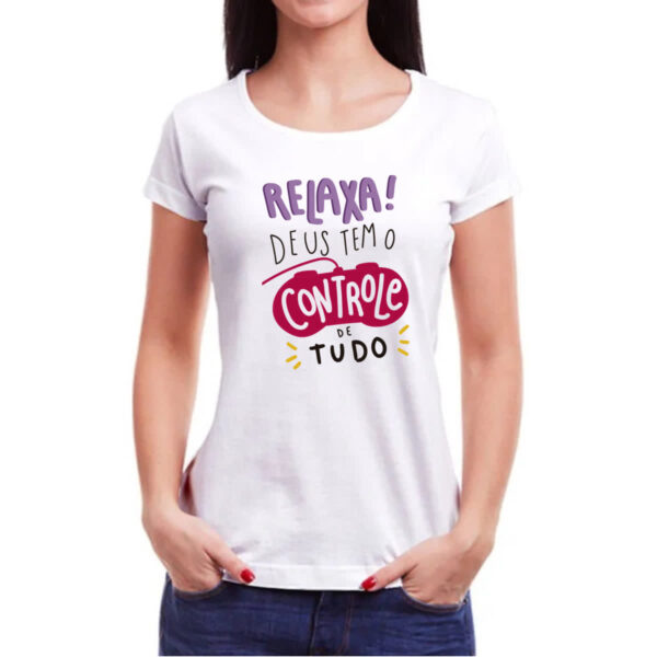 Camiseta Baby Look Religioso relaxa Deus no controle - Imagem 3