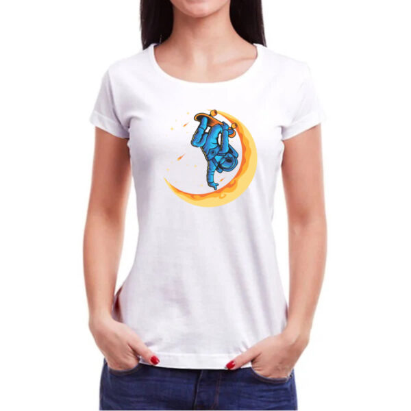 Camiseta Baby Look Astronauta skatista lua crescente - Imagem 3