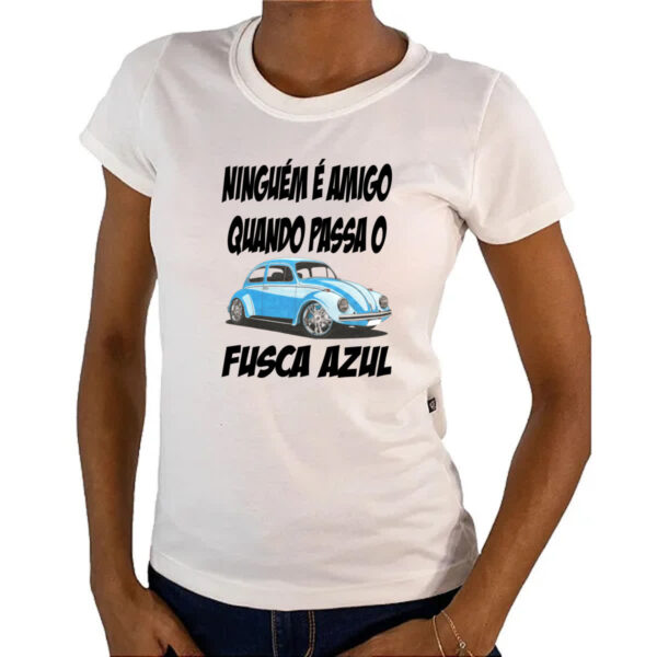 Camiseta Baby Look Ninguem e amigo quando passa o fusca azul - Imagem 4