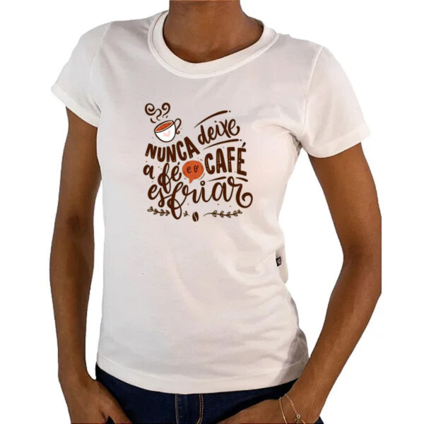 Camiseta Baby Look Nunca esfrie a fe e o cafe - Imagem 4