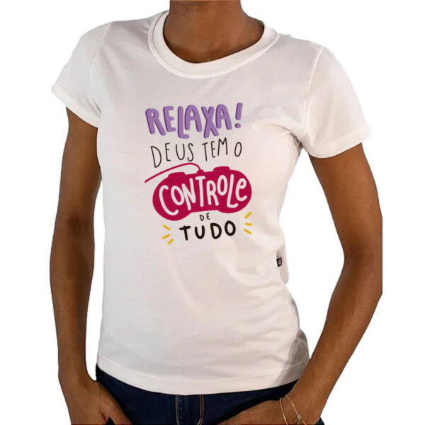 Camiseta Baby Look Religioso relaxa Deus no controle - Imagem 4