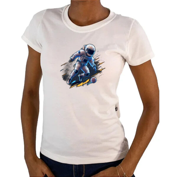 Camiseta Baby Look Astronauta jogando futebol - Imagem 4