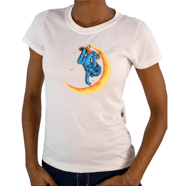 Camiseta Baby Look Astronauta skatista lua crescente - Imagem 4
