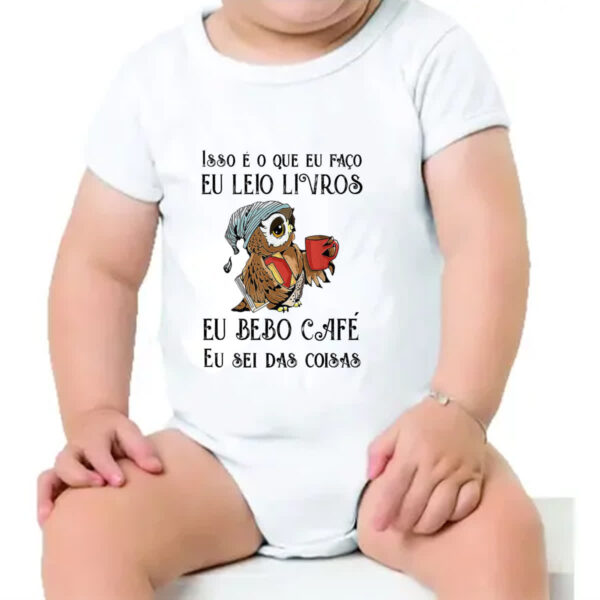 Body infantil Leio bebo cafe sei das coisas - Imagem 4
