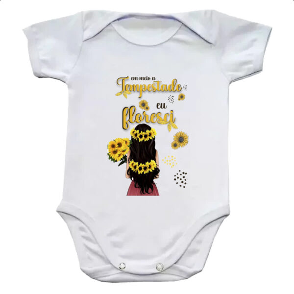 Body infantil Mulher na tempestade floresce