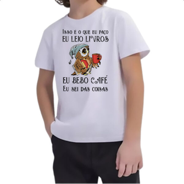 Camiseta Infanto Juvenil Leio bebo cafe sei das coisas - Imagem 2