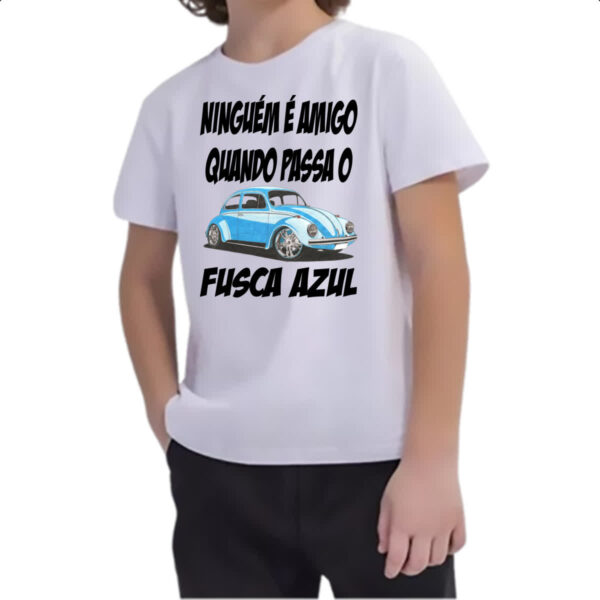 Camiseta Infanto Juvenil Ninguem e amigo quando passa o fusca azul - Imagem 2