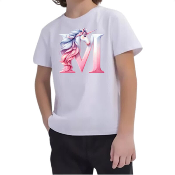 Camiseta Infanto Juvenil Unicornio Alfabeto Letra M - Imagem 2