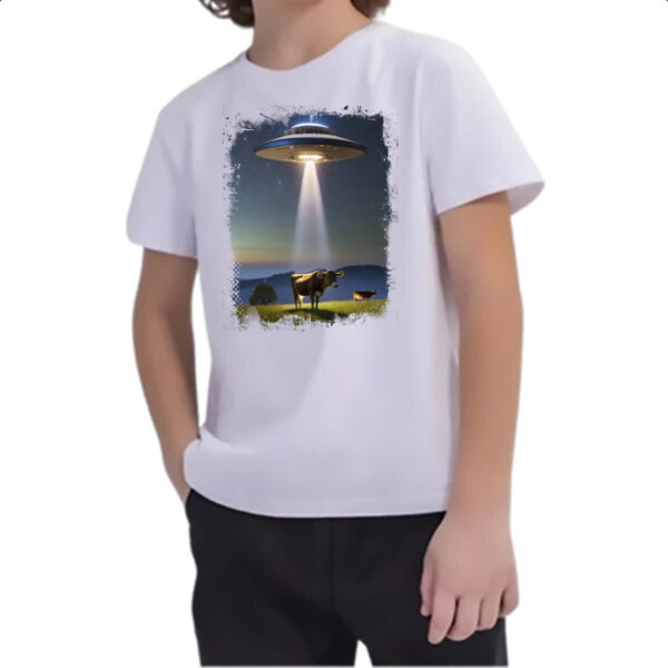 Camiseta Infanto Juvenil OVNI capturando uma vaca - Imagem 2
