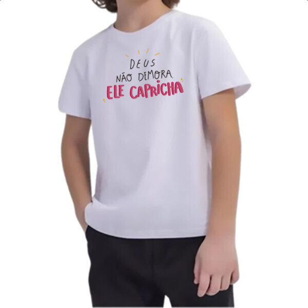Camiseta Infanto Juvenil Religioso Deus nao demora capricha - Imagem 2
