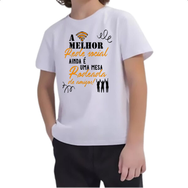 Camiseta Infanto Juvenil A melhor rede social ainda e uma mesa rodeada de amigos - Imagem 2