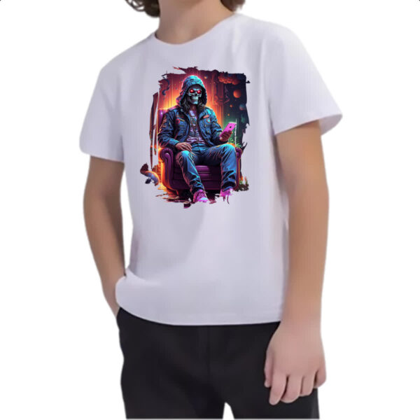 Camiseta Infanto Juvenil Caveira neon no sofa - Imagem 2