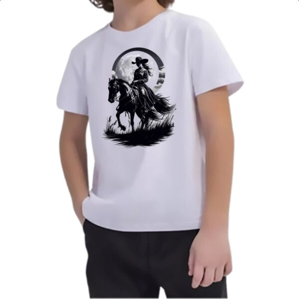 Camiseta Infanto Juvenil Cowgirl silhueta ao luar - Imagem 2