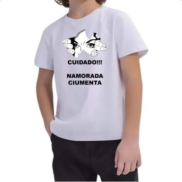 Camiseta Infanto Juvenil Cuidado - Namorada ciumenta olhando - Imagem 2