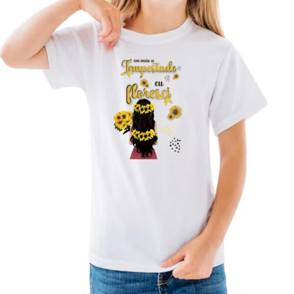Camiseta Infanto Juvenil Mulher na tempestade floresce - Imagem 3