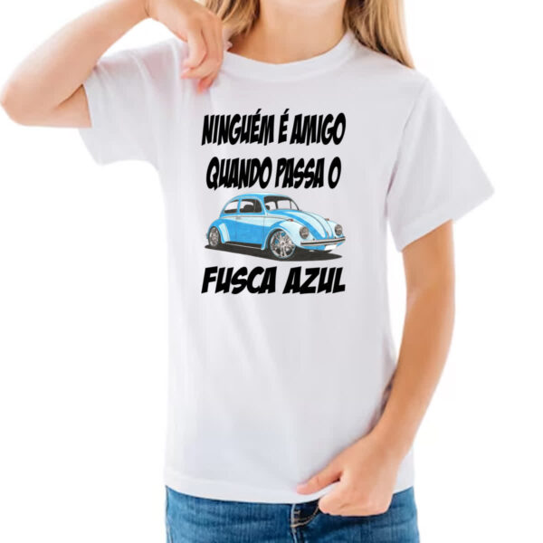 Camiseta Infanto Juvenil Ninguem e amigo quando passa o fusca azul - Imagem 3