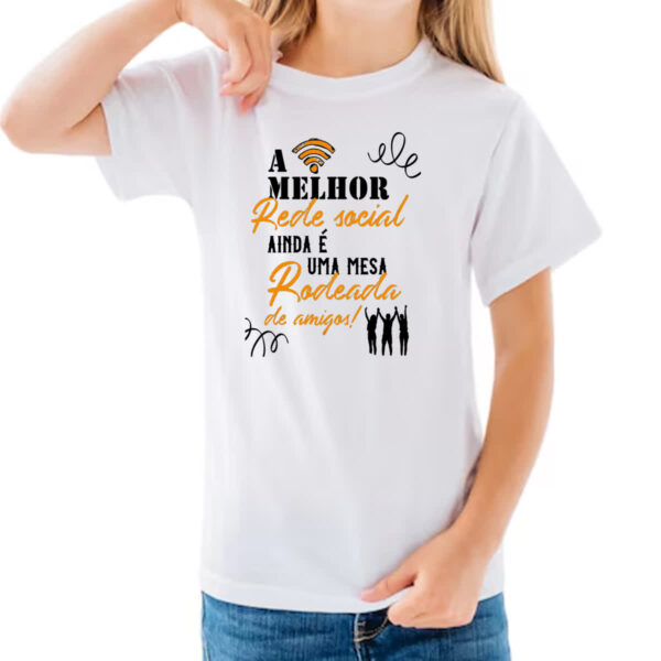 Camiseta Infanto Juvenil A melhor rede social ainda e uma mesa rodeada de amigos - Imagem 3
