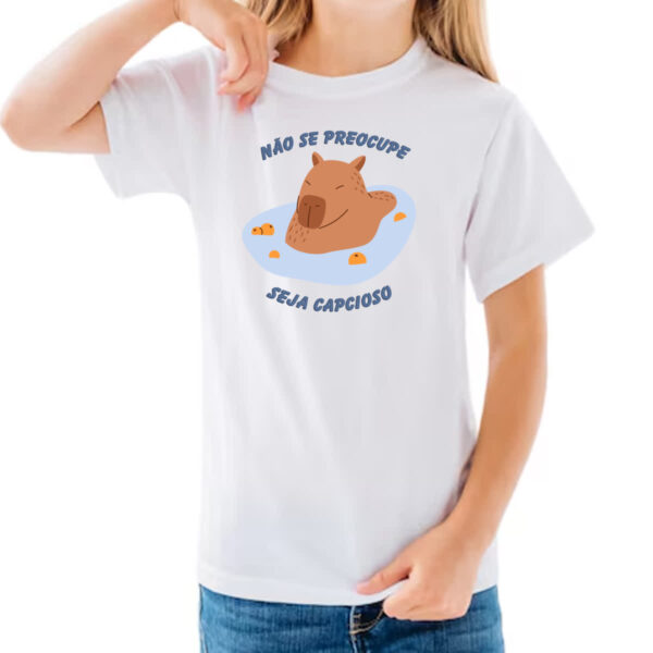 Camiseta Infanto Juvenil Capivara de boas na lagoa - Imagem 3