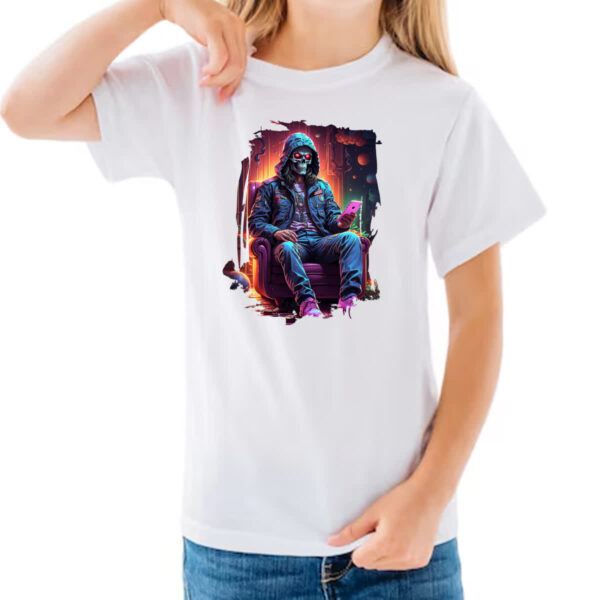 Camiseta Infanto Juvenil Caveira neon no sofa - Imagem 3