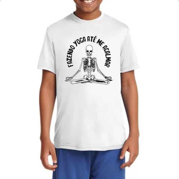 Camiseta Infanto Juvenil Fazendo yoga ate me acalmar - Imagem 4