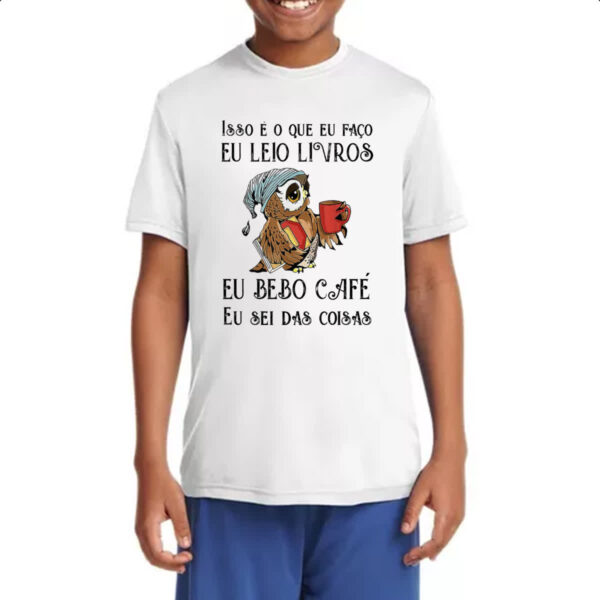 Camiseta Infanto Juvenil Leio bebo cafe sei das coisas - Imagem 4