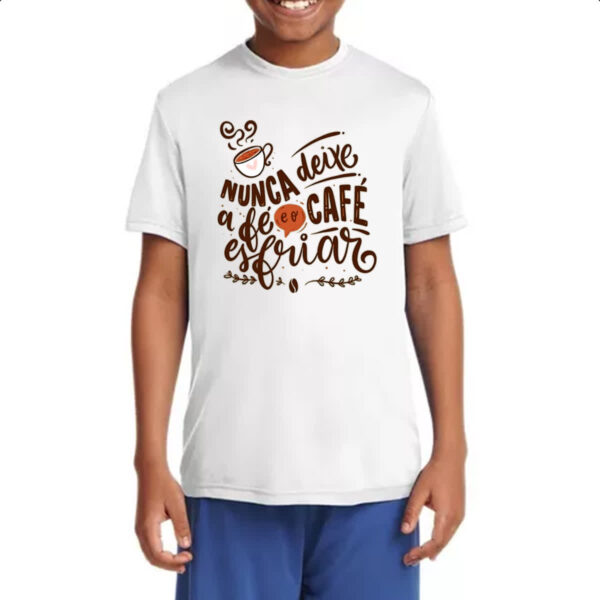 Camiseta Infanto Juvenil Nunca esfrie a fe e o cafe - Imagem 4