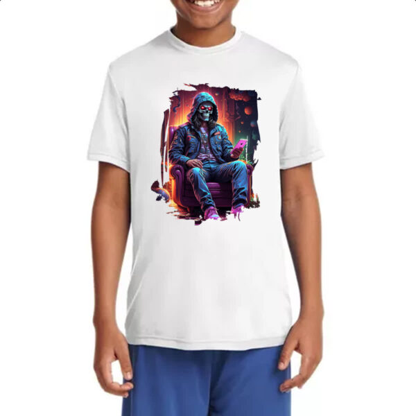 Camiseta Infanto Juvenil Caveira neon no sofa - Imagem 4