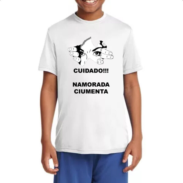Camiseta Infanto Juvenil Cuidado - Namorada ciumenta olhando - Imagem 4
