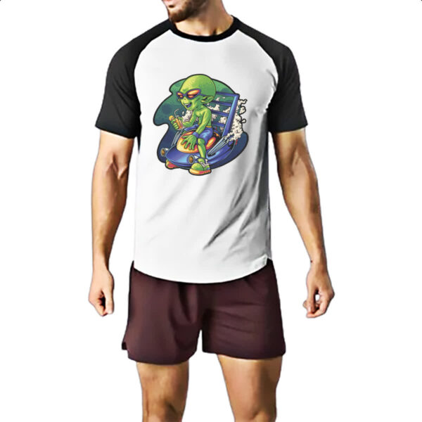 Camiseta Raglan Alien relaxando de ferias - Imagem 2