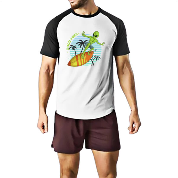 Camiseta Raglan Alien surfando good vibes - Image 2
