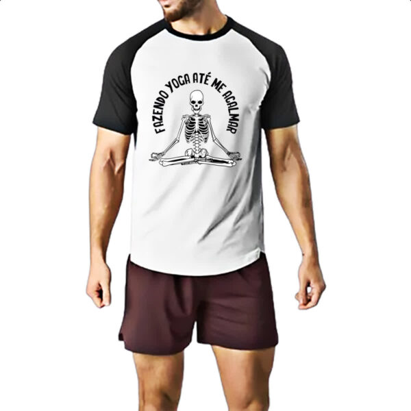 Camiseta Raglan Fazendo yoga ate me acalmar - Imagem 2
