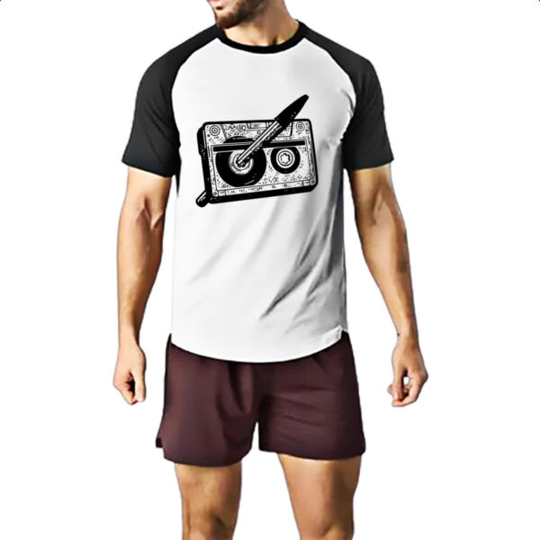 Camiseta Raglan Nostalgia Fita K7 e Caneta - Imagem 2