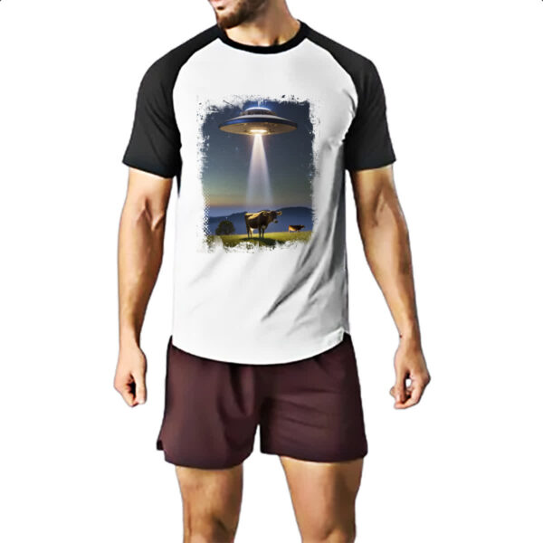 Camiseta Raglan OVNI capturando uma vaca - Imagem 2