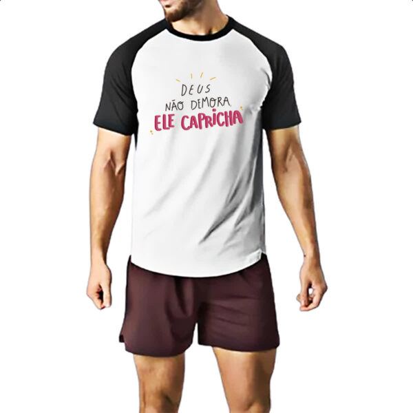 Camiseta Raglan Religioso Deus nao demora capricha - Imagem 2
