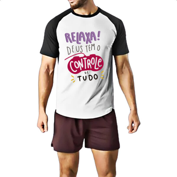 Camiseta Raglan Religioso relaxa Deus no controle - Imagem 2