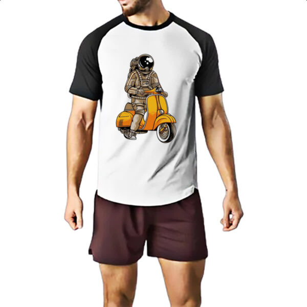 Camiseta Raglan Astronauta na lambreta - Imagem 2