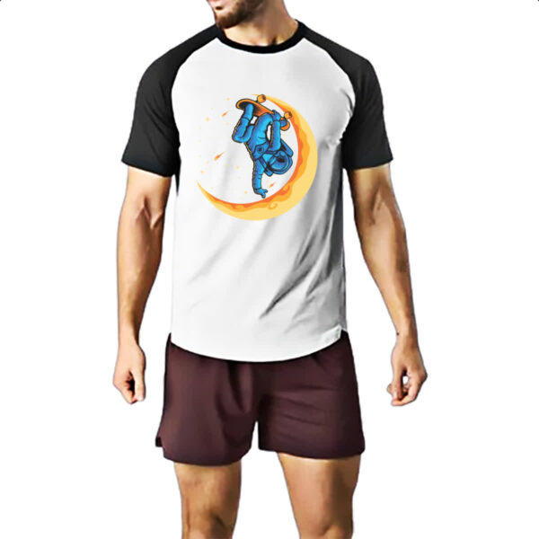Camiseta Raglan Astronauta skatista lua crescente - Imagem 2