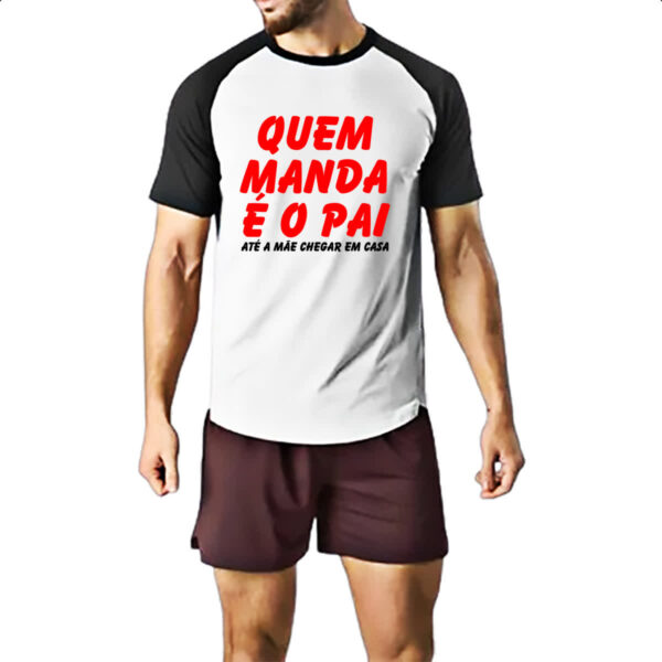 Camiseta Raglan Quem manda e o pai ate a mae chegar em casa - Imagem 2